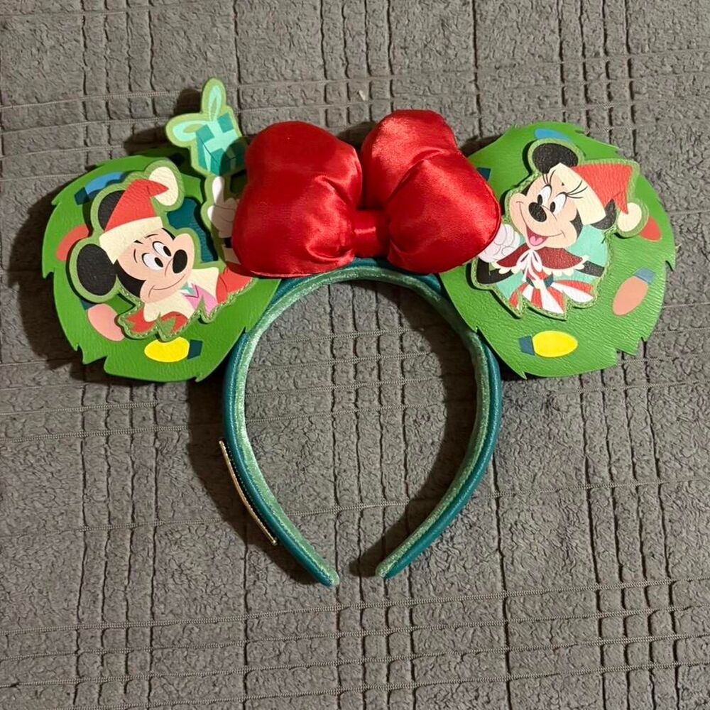 Disney Loungefly Christmas Wreath Mickey and Minnie Mouse Ears NWOT